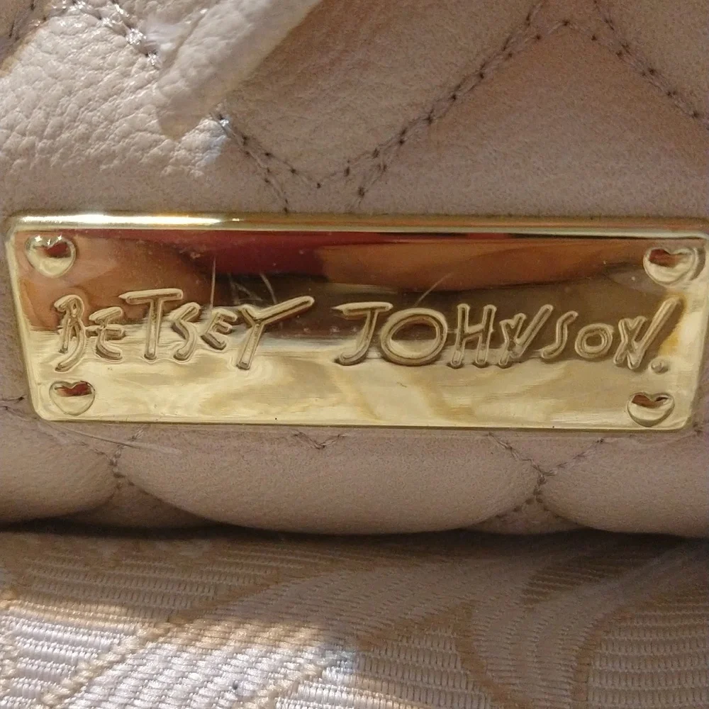 Betsey Johnson Cream Heart Puffed Purse With Pink Bow - Picture 3 of 10